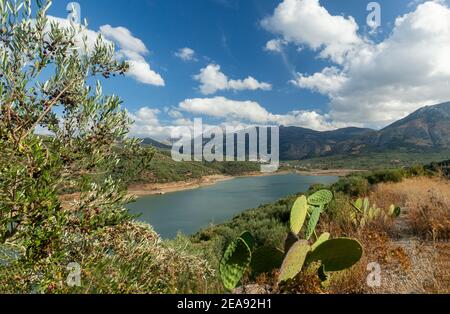 Lac du barrage au barrage d'Aposelemis, près de la ville d'Héraklion, sur l'île de Crète, en Grèce, en Europe Banque D'Images