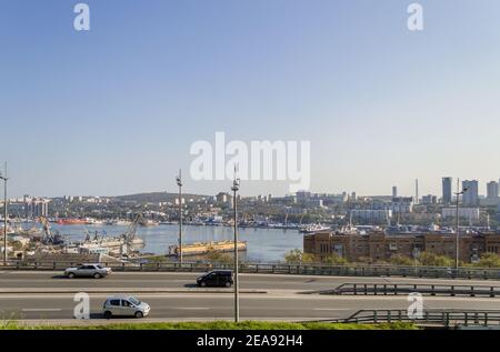 Vladivostok, Russie - 08 octobre 2020 : voitures en mouvement, baie dorée à corne et vue sur la ville par temps ensoleillé Banque D'Images