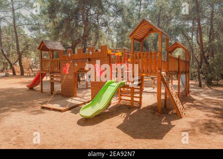 Terrain de jeu moderne dans le parc de la ville fait de matériaux en bois écologiques et sûrs pour les enfants Banque D'Images