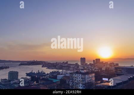 Beauté du coucher de soleil sur la ville de Vladivostok Banque D'Images