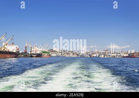 Paysage urbain de Vladivostok de la mer le jour ensoleillé avec l'or vue sur le pont Banque D'Images