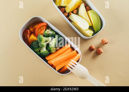 Boîtes à lunch avec légumes et fruits. Concept de nourriture équilibrée et délicieuse. Concept de vie saine Banque D'Images