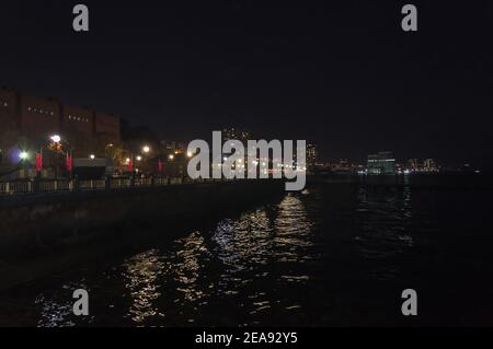 Vue nocturne sur le port des sports avec éclairage et lumières Vladivostok Banque D'Images