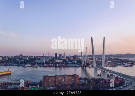 Vue sur le pont d'or à Vladivostok depuis la terrasse d'observation Banque D'Images