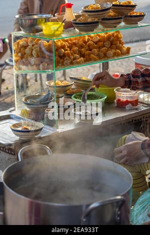 Pot de congee chaud et cubes de pâte frits dans la rue fournisseur de produits alimentaires Banque D'Images