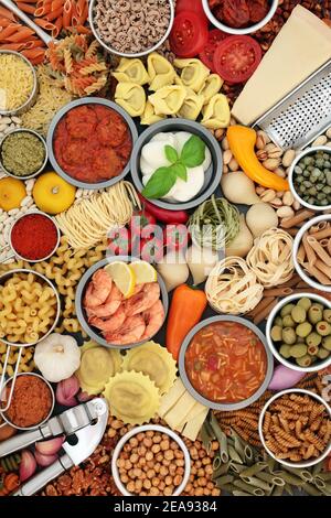 Concept de régime alimentaire flexible à manger propre avec une collection d'aliments de santé méditerranéens et italiens riches en antioxydants, fibres alimentaires, anthocyanes, lyc Banque D'Images