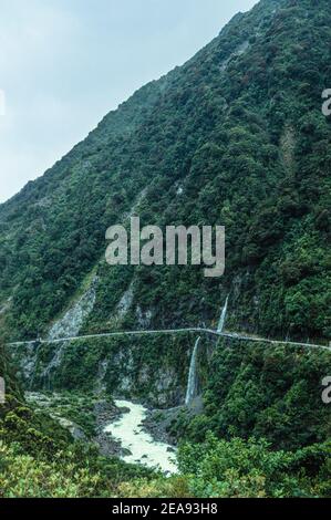 1992 New Zealand Otira gorge and Arthur’s Pass Road State Highway 73. La gorge de l’Otira et la route du col Arthur s’étendent sur 13.4 km entre les cantons du col d’Arthur et d’Otira. Le sommet du col est de 922 m au-dessus du niveau de la mer, avec le canton d’Arthur’s Pass à 762 m et Otira à 427 M. Cette chute d'eau a été déviée par un pont d'eau et un tunnel de Rockslide a détourné tous les toboggans qui pourraient bloquer Arthur's Pass Road Otira gorge Canterbury South Island Nouvelle-Zélande Banque D'Images