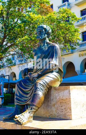 Vue sur la place Aristotelous-Πλατεία Αριστοτέλους.vaste, place publique au bord de l'eau, conçue par Ernest Hebrard et entourée de demeures et cafés. Banque D'Images