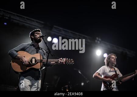 Le groupe folklorique américain Woods se déroule en direct sur scène dans le cadre du festival Greenman 2013 à Glanusk, au sud du pays de Galles Banque D'Images