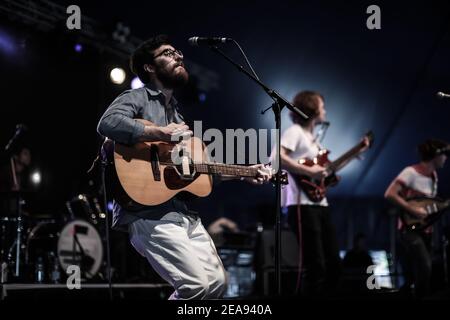 Le groupe folklorique américain Woods se déroule en direct sur scène dans le cadre du festival Greenman 2013 à Glanusk, au sud du pays de Galles Banque D'Images