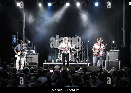 Le groupe folklorique américain Woods se déroule en direct sur scène dans le cadre du festival Greenman 2013 à Glanusk, au sud du pays de Galles Banque D'Images