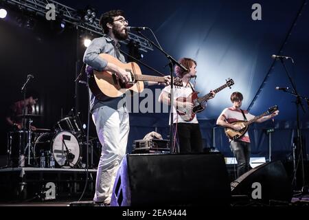 Le groupe folklorique américain Woods se déroule en direct sur scène dans le cadre du festival Greenman 2013 à Glanusk, au sud du pays de Galles Banque D'Images