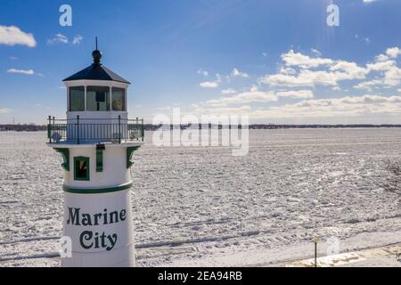 Marine City, Michigan, États-Unis. 7 février 2021. Le phare de Marine City se trouve au-dessus de la rivière glacée St. clair. Le froid amer a entraîné des embâcles sur la rivière et des inondations dans les communautés riveraines. La rivière Sainte-Claire est la frontière entre les États-Unis et le Canada; elle draine les Grands Lacs supérieurs vers le lac Sainte-Claire et le lac Érié. Crédit : Jim West/Alay Live News Banque D'Images