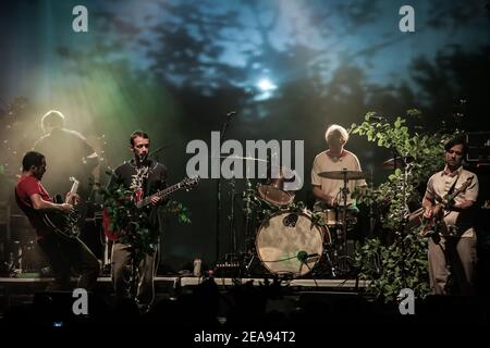 British Sea Power se présentant sur scène dans le cadre du festival Greenman 2013 à Glanusk, au sud du pays de Galles Banque D'Images