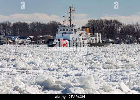 Roberts Landing, Michigan, États-Unis. 7 février 2021. Le Cutter de la Garde côtière américaine, Bristol Bay, brise la glace sur la rivière St. clair. Le froid amer a entraîné des embâcles sur la rivière et des inondations dans les communautés riveraines. La rivière Sainte-Claire est la frontière entre les États-Unis et le Canada; elle draine les Grands Lacs supérieurs vers le lac Sainte-Claire et le lac Érié. Crédit : Jim West/Alay Live News Banque D'Images