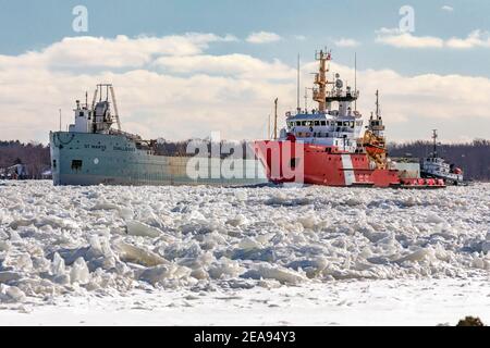 Roberts Landing, Michigan, États-Unis. 7 février 2021. Le brise-glace de la Garde côtière canadienne Samuel Risley et le Cutter de la Garde côtière américaine Bristol Bay travaillent ensemble pour briser la glace sur la rivière St. clair. Le froid amer a entraîné des embâcles sur la rivière et des inondations dans les communautés riveraines. La rivière Sainte-Claire est la frontière entre les États-Unis et le Canada; elle draine les Grands Lacs supérieurs vers le lac Sainte-Claire et le lac Érié. Crédit : Jim West/Alay Live News Banque D'Images