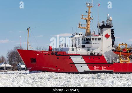 Roberts Landing, Michigan, États-Unis. 7 février 2021. Le brise-glace de la Garde côtière canadienne Samuel Risley brise la glace sur la rivière St. clair. Le froid amer a entraîné des embâcles sur la rivière et des inondations dans les communautés riveraines. La rivière Sainte-Claire est la frontière entre les États-Unis et le Canada; elle draine les Grands Lacs supérieurs vers le lac Sainte-Claire et le lac Érié. Crédit : Jim West/Alay Live News Banque D'Images