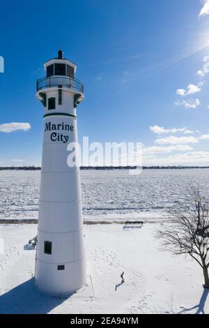 Marine City, Michigan, États-Unis. 7 février 2021. Le phare de Marine City se trouve au-dessus de la rivière glacée St. clair. Le froid amer a entraîné des embâcles sur la rivière et des inondations dans les communautés riveraines. La rivière Sainte-Claire est la frontière entre les États-Unis et le Canada; elle draine les Grands Lacs supérieurs vers le lac Sainte-Claire et le lac Érié. Crédit : Jim West/Alay Live News Banque D'Images