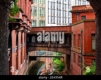 La rivière Medlock et les bâtiments du centre-ville près d'Oxford Road À Manchester, Angleterre, Royaume-Uni Banque D'Images