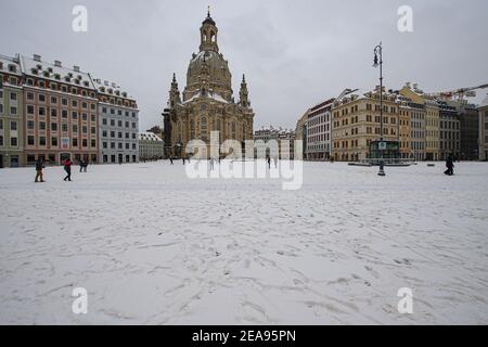 Dresde, Allemagne. 07e février 2021. Le Neumarkt en face de la Frauenkirche est recouvert de neige. Credit: Robert Michael/dpa-Zentralbild/ZB/dpa/Alay Live News Banque D'Images