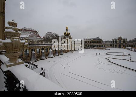 Dresde, Allemagne. 07e février 2021. Neige au Zwinger et à la porte de la Couronne (l). Credit: Robert Michael/dpa-Zentralbild/ZB/dpa/Alay Live News Banque D'Images