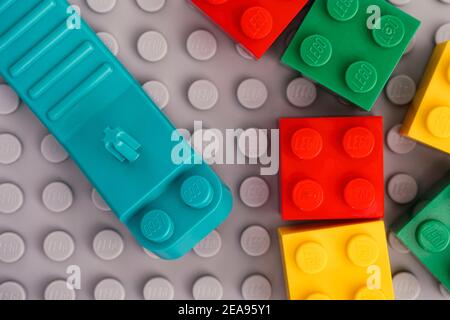 Tambov, Fédération de Russie - 17 janvier 2021 Lego Teal Brick Separator avec quelques briques sur la plaque de base grise. Banque D'Images