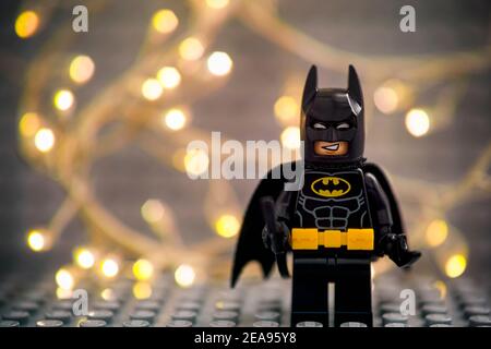Tambov, Fédération de Russie - 17 janvier 2021 Lego Batman Minifigure sur fond de lumière de noël Banque D'Images