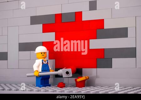 Tambov, Fédération de Russie - 17 janvier 2021 le peintre Lego minifigure peint un mur rouge Banque D'Images