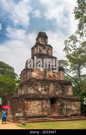 Le Satmahal Prasada, ou "tour-de-steven", dans l'ancienne ville royale du Royaume de Polonnaruwa dans la province du Centre-Nord du Sri Lanka. Banque D'Images