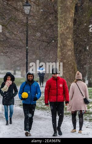 Londres, Royaume-Uni. 8 février 2021. Une journée de neige froide sur Clapham Common. Il est assez occupé, malgré Lockdown 3, car les gens cherchent de l'air frais et de l'exercice. Crédit : Guy Bell/Alay Live News Banque D'Images