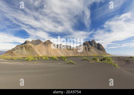 Vestrahorn / Vesturhorn, montagne de cris en roches de gabbro et de granophyre, partie de la chaîne de montagnes de Klifindur à Stokknes, Islande Banque D'Images