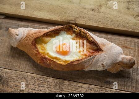 Un exemple fait maison de pain au fromage géorgien. Ce plat de Géorgie dans la région du Caucase comprend de la pâte qui a été remplie de fromage et cuite au four. Banque D'Images