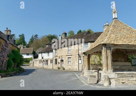 Au XIVe siècle, Market Cross et Castle Inn, Market Square, village de Castle Combe, ont déserté pendant la première période de confinement du coronavirus, Wiltshire, Royaume-Uni. Banque D'Images