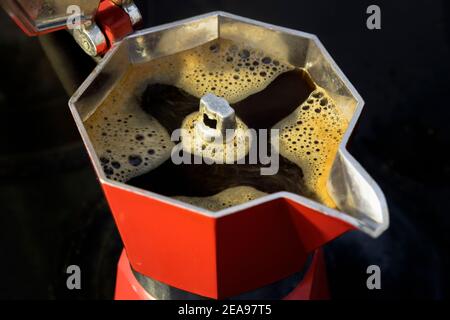 Préparation du café dans la marmite Bialetti Moka Express. Banque D'Images