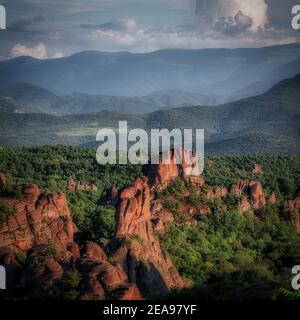 Vue sur le paysage de Belogradchik Rocks, Bulgarie. Montagnes en arrière-plan. Coucher de soleil Banque D'Images
