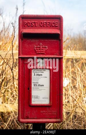 Glenlee, Écosse - 24 décembre 2020 : Red British Royal Mail, Lamp Post, boîte de bureau dans un cadre rural Banque D'Images