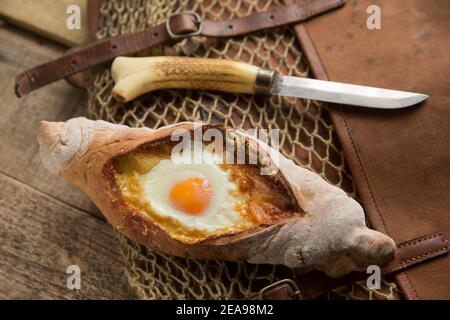 Un exemple fait maison de pain au fromage géorgien. Ce plat de Géorgie dans la région du Caucase comprend de la pâte qui a été remplie de fromage et cuite au four. Banque D'Images