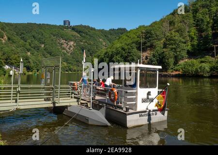 Ferry de Welles sur la Saarschleife près de Mettlach-Dreisbach et Saarscheife sur le Cloef près de Mettlach-Orscholz, district de Merzig-Wadern, Sarre, Allemagne Banque D'Images