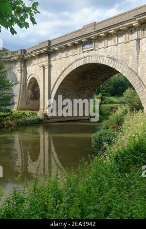 Aqueduc de Dundas qui porte le canal Kennet et Avon au-dessus de la rivière Avon, près de Limpley Stoke, frontière entre le Wiltshire et le Somerset, Royaume-Uni, août. Banque D'Images