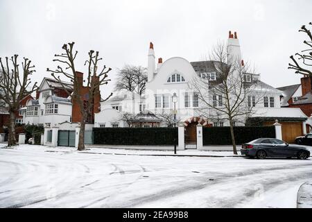 Londres, Royaume-Uni. 8 février 2021. Photo prise le 8 février 2021 montre des maisons dans la neige à Londres, en Grande-Bretagne. POUR ALLER AVEC "maintenant, les avertissements de glace émis pour la plupart des parties du Royaume-Uni" crédit: Han Yan/Xinhua/Alamy Live News Banque D'Images