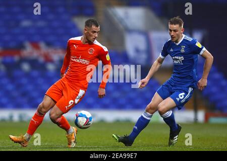 Jerry Yates de Blackpool et Luke Woolfenden d'Ipswich Town - Ipswich Town v Blackpool, Sky Bet League One, Portman Road, Ipswich, Royaume-Uni - 6 février 2021 usage éditorial uniquement - restrictions DataCo applicables Banque D'Images