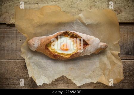 Un exemple fait maison de pain au fromage géorgien. Ce plat de Géorgie dans la région du Caucase comprend de la pâte qui a été remplie de fromage et cuite au four. Banque D'Images