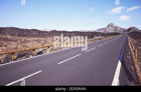 Photo rétro d'une route avec paysage volcanique dans le parc national de Teide, Tenerife, Espagne. Banque D'Images