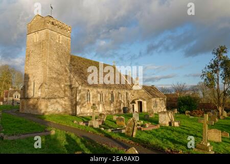 Église Saint-Pierre, village de Monkton Farleigh sous le soleil d'hiver, près de Bradford on Avon, Wiltshire, Royaume-Uni, décembre 2020. Banque D'Images