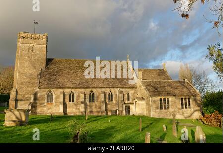 Église Saint-Pierre, village de Monkton Farleigh sous le soleil d'hiver, près de Bradford on Avon, Wiltshire, Royaume-Uni, décembre 2020. Banque D'Images