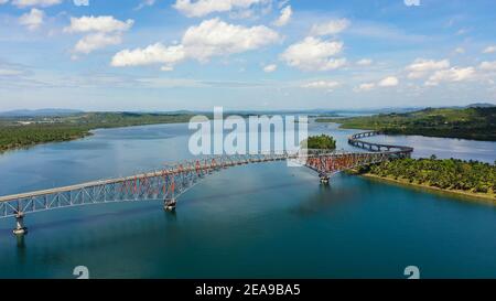 Vue panoramique sur le pont de San Juanico, le plus long pont du pays. Il relie les îles Samar et Leyte dans la région de Visayas. Paysage avec un grand pont au-dessus du détroit. Banque D'Images