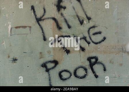 Le vandalisme sur l'isolement des anciens bâtiments brisés tue le mauvais message de haine dans la banlieue de Sofia, Bulgarie, Europe de l'est Banque D'Images