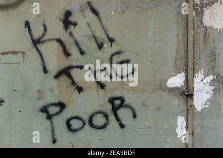 Le vandalisme sur l'isolement des anciens bâtiments brisés tue le mauvais message de haine dans la banlieue de Sofia, Bulgarie, Europe de l'est Banque D'Images