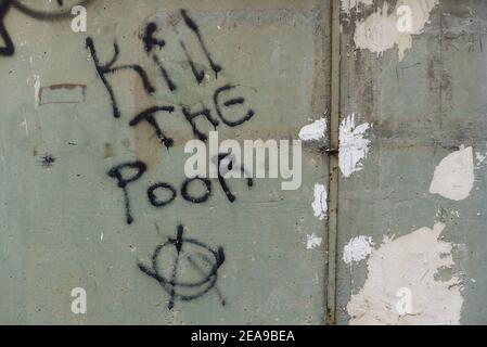 Le vandalisme sur l'isolement des anciens bâtiments brisés tue le mauvais message de haine dans la banlieue de Sofia, Bulgarie, Europe de l'est Banque D'Images