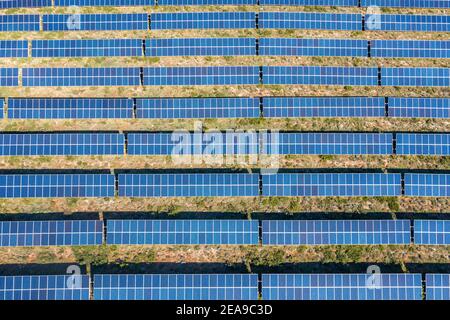 Panneaux solaires, centrale électrique, vue de dessus de l'antenne de drone. Concept de génération d'énergie verte alternative. Industrie écologique renouvelable Banque D'Images